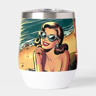 Retro vrouw op het strand leest een modeblad