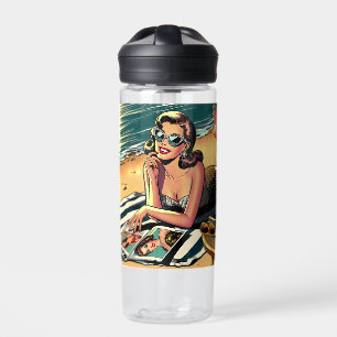 Retro vrouw op het strand leest een modeblad waterfles
