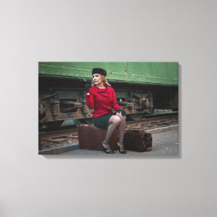 retro vrouw op treinstation canvas afdruk