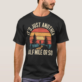 Retro Wandelen Grappig Het Is Maar Nog Een Halve M T-shirt