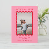 Retro Wavy Lijst Foto Rood & Roze QR Code Weddensc Save The Date (Staand voorkant)