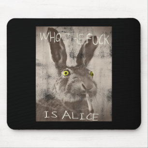 Retro Wie de FCK is Alice Funny Rabbit Muismat