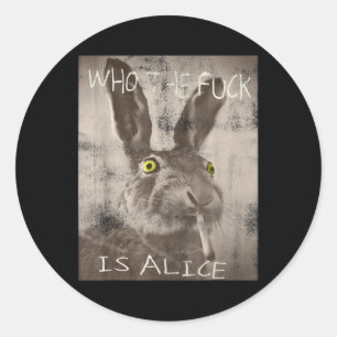 Retro Wie de FCK is Alice Funny Rabbit Ronde Sticker