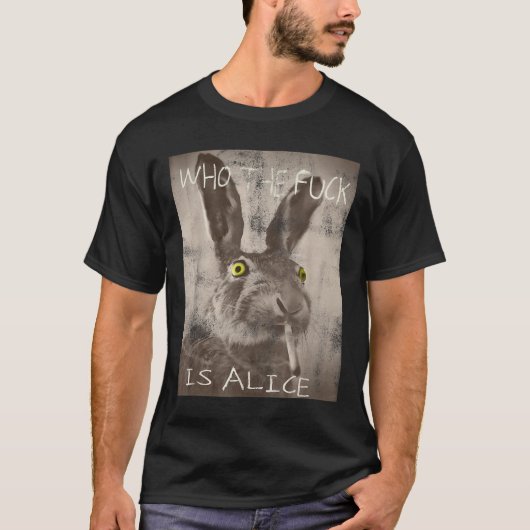 Retro Wie de FCK is Alice Funny Rabbit T-shirt (Voorkant)