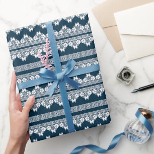 Retro wit kant met vlinders op een donkerblauwe b cadeaupapier