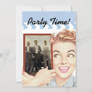 Retro Woman Houdt een Foto vast Kaart