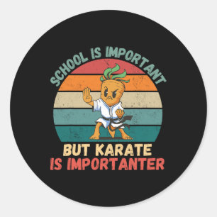 Retro wortel school is belangrijk karate is belang ronde sticker