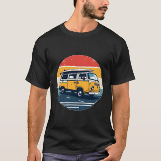 "Retro Yellow Van met Surfboard in  stijl T-shirt