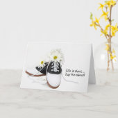 Retro Zadelschoenen met Witte Daisy Verjaardag Kaart (Gele Bloem)