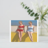 Retro  zwemschoonheid op dok briefkaart (Staand voorkant)