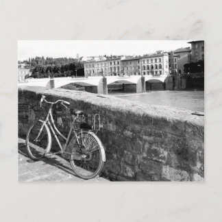 Retrofiets naast een brug in Florence Briefkaart