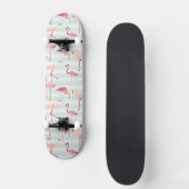 Retroflamingos op mintstrips skateboard (Voorkant)