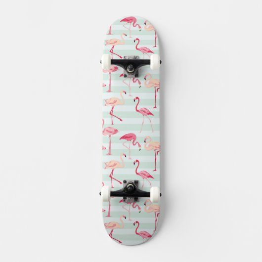 Retroflamingos op mintstrips skateboard (Voorkant)