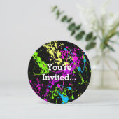 Retroregenboog van Neon Paint-Spletters op zwart Kaart (Staand voorkant)