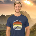 Retrouvailles familiales personnalisées Tournée de<br><div class="desc">Ce coucher de soleil vintage orange cool sur des montagnes rocheuses dans la nature fait une belle image pour un ensemble customisé de t-shirts tricolores pour une réunion de famille, un voyage sur la route ou des vacances d'été. Commémorez votre semaine de vacances avec des tee - shirts assortis pour...</div>