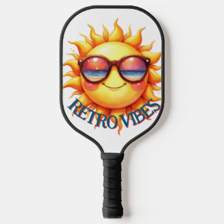 Retrovibes | Groovy jaren 70 Glimlachende Zon met Pickleball Paddle