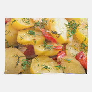 Reuk van aardappelen met uien, klokpeper en dille theedoek