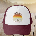 Reunion famille Sunset Mountain personnalisée Vint<br><div class="desc">Ce coucher de soleil vintage orange cool sur des montagnes rocheuses dans la nature fait une belle image sur un casquette mignon pour une réunion de famille,  voyage en voiture,  ou vacances d'été. Commémorez votre semaine de vacances avec un casquette amusant avec votre propre nom de famille et l'année.</div>