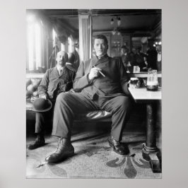 Reuzenman drinkt een biertje, 1910. Oude foto Poster