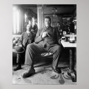 Reuzenman drinkt een biertje, 1910. Oude foto Poster