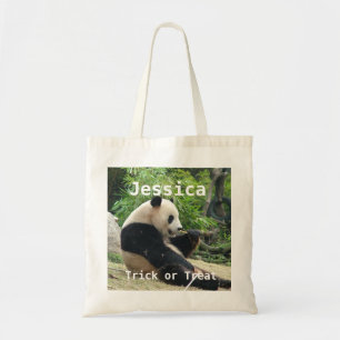 Reuzenpanda die bamboe eet halloween snoep of een tote bag