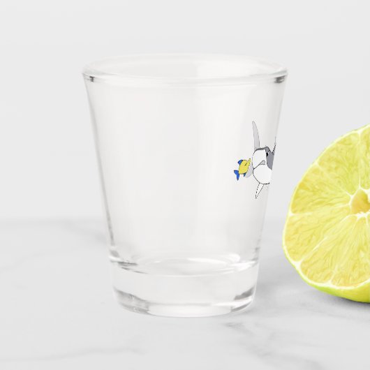 Reuzentijgerhaai en schattige gele vis shot glas (Links)