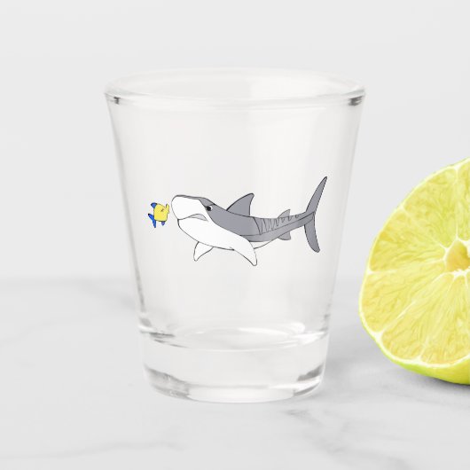 Reuzentijgerhaai en schattige gele vis shot glas (Voorkant)