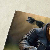 Revved Up Rex: T-Rex in leer op een motorfiets, Strandlaken (In situ)