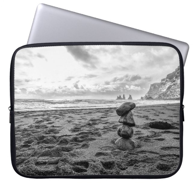 Reynisfjara Beach Cairn Laptop Sleeve (Voorkant)