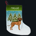 Rhodesian Ridgeback Avec Nom Snowy Winter Forest<br><div class="desc">L'illustration originale de Destei d'un mignon chien de race Rhodesian Ridgeback. Le chien est placé dans une scène hivernale avec trois sapins verts et la chute de neige. L'arrière - plan est un dégradé bleu à blanc qui donne un aspect froid d'hiver. Il y a aussi une ligne de dégradé...</div>