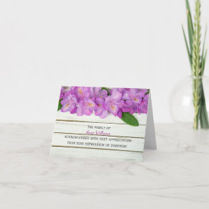 Rhododendron rose sur le Merci de bois de la famil