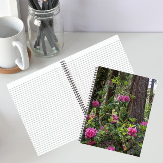 Rhododendrons roses dans un cahier floral de forêt
