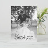 Ribbon Black Script Minimalist Wedding Photo  Bedankkaart (Staand voorkant)
