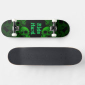 Ride Hard Green Skulls Skateboard (Horizontaal)