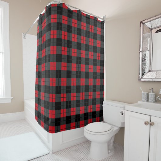 Rideau de douche à plaid noir et rouge (En situation)