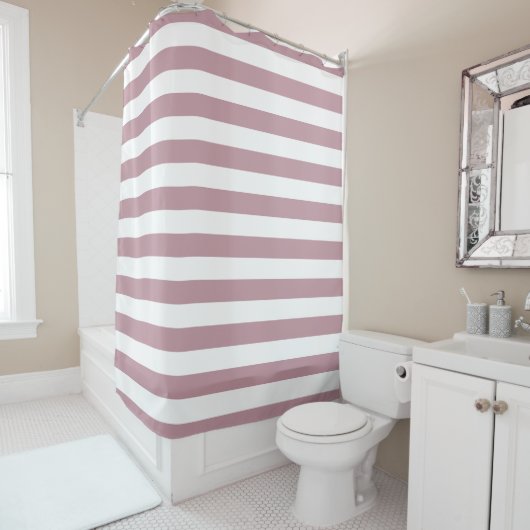 Rideau de douche à rayures mauves et blanches (En situation)