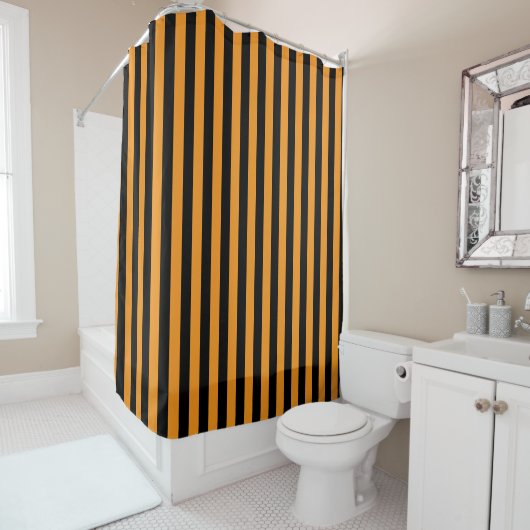 Rideau de douche à rayures orange et noir Hallowee (En situation)
