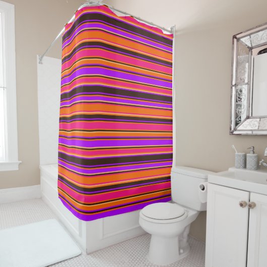 Rideau de douche à rayures orange, magenta et viol (En situation)