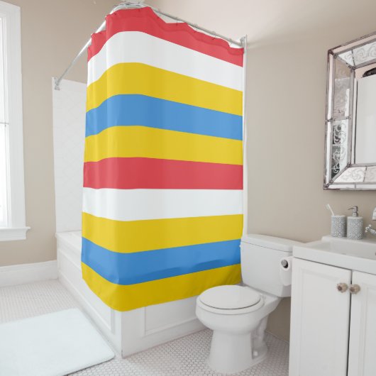Rideau de douche aux couleurs rayées du drapeau d' (En situation)