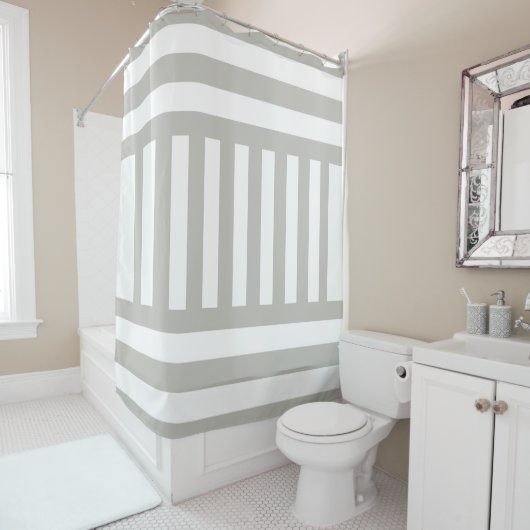 Rideau de douche gris et blanc rayé (En situation)