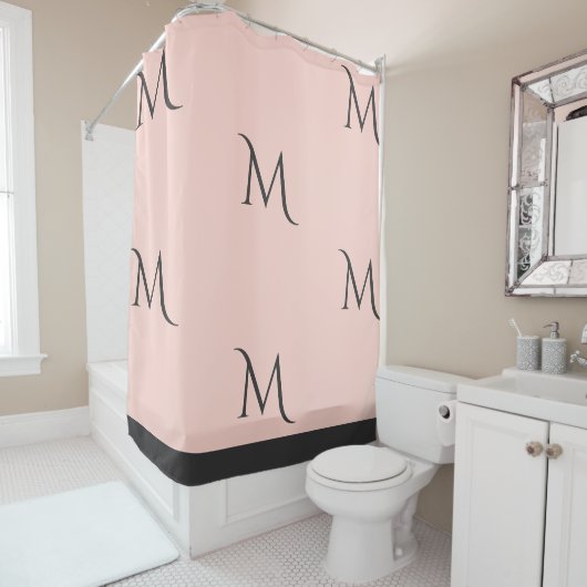 Rideau de douche monogrammé rose et gris (En situation)