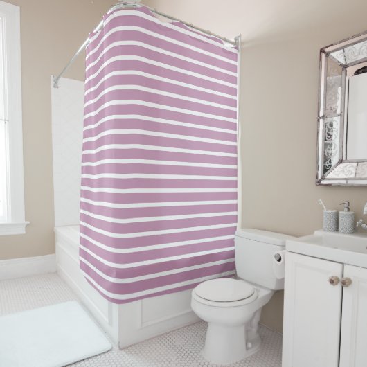 Rideau de douche rayé mauve et blanc moderne  (En situation)