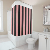 Rideau de douche rayé noir et rose corail (En situation)