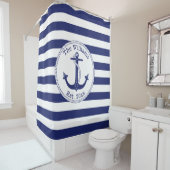 Rideaux De Douche Ancre nautique Marine Blue Stripes Nom de famille (En situation)