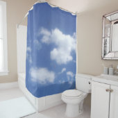 rideaux de douche avec nuages dans un ciel bleu (En situation)