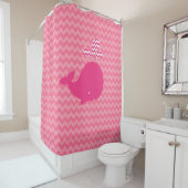 Rideaux De Douche Baleine rose sur les rayures rose Chevron (En situation)