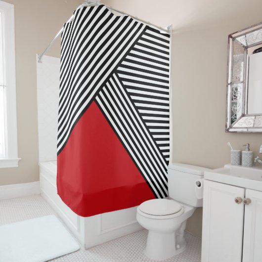 Rideaux De Douche Bandes noires et blanches avec triangle rouge (En situation)