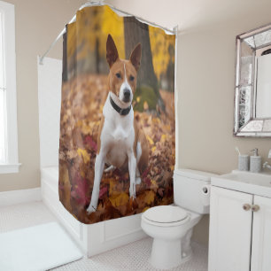 Rideaux De Douche Basenji dans les feuilles d'automne qui tombent in