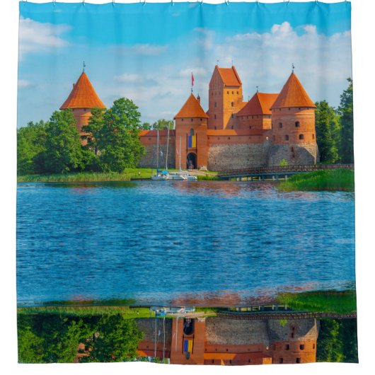 Rideaux De Douche Beau château médiéval sur un lac bleu (Devant)