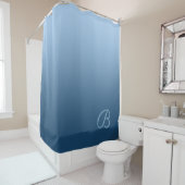 Rideaux De Douche Bleu dégradé avec monogramme personnalisé (En situation)